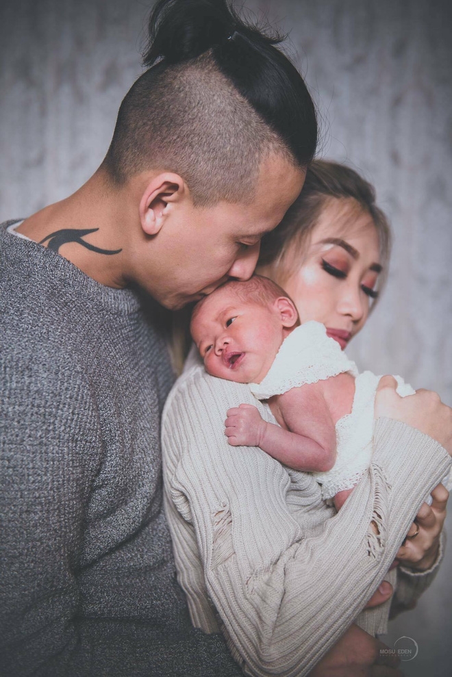 Dân mạng xúc động trước bộ ảnh chân thực: Chồng cùng vợ “vượt cạn” - Ảnh 12.