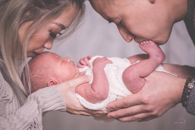 Dân mạng xúc động trước bộ ảnh chân thực: Chồng cùng vợ “vượt cạn” - Ảnh 13.