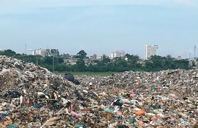 Bãi rác thải nằm cách không xa khu dân cư