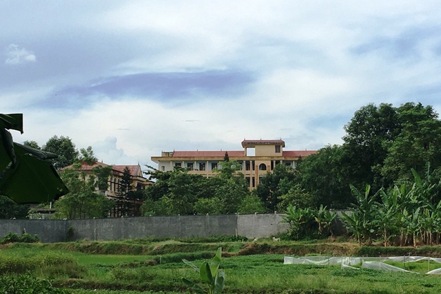 Trường THPT Nguyễn Thị Lợi không xa so với bãi rác