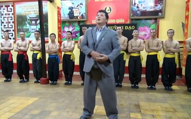 Nhiều người đang chờ đợi chưởng môn Nam Huỳnh Đạo, Huỳnh Tuấn Kiệt sẽ ra mặt để đón tiếp cao thủ Vịnh Xuân, Flores