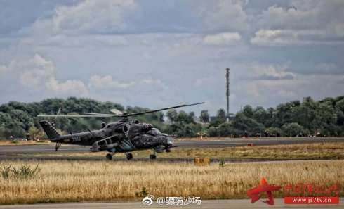 Rung minh truoc dan truc thang Mi-24 'xam tro day minh' - Anh 2