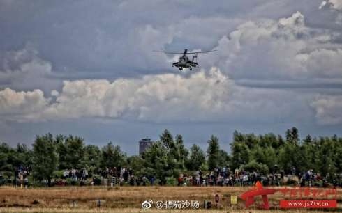 Rung minh truoc dan truc thang Mi-24 'xam tro day minh' - Anh 6