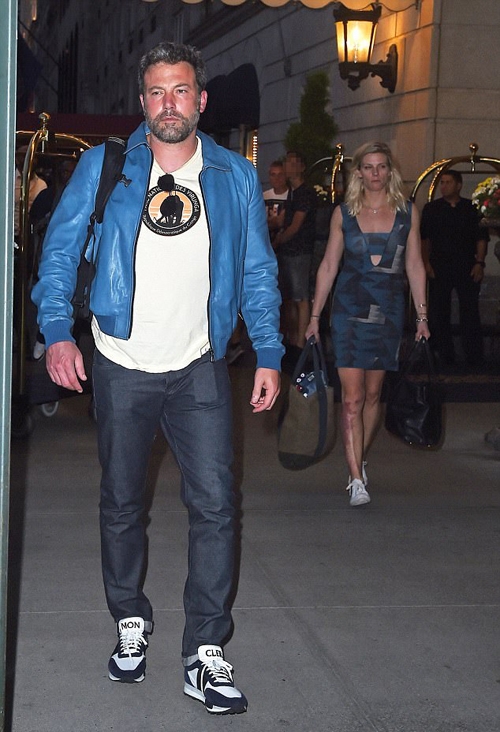 ben-affleck-roi-khach-san-cung-nguoi-tinh-moi-1