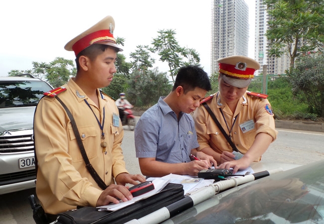 Bộ Tư pháp: CSGT tiếp tục xử phạt xe không mang giấy tờ gốc sẽ tác động tiêu cực - Ảnh 1.