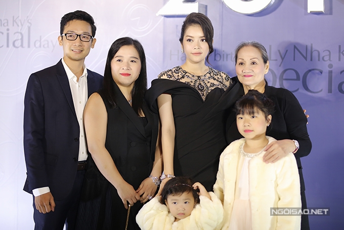 ly-nha-ky-mo-tiec-sinh-nhat-xa-hoa-mung-tuoi-35-1