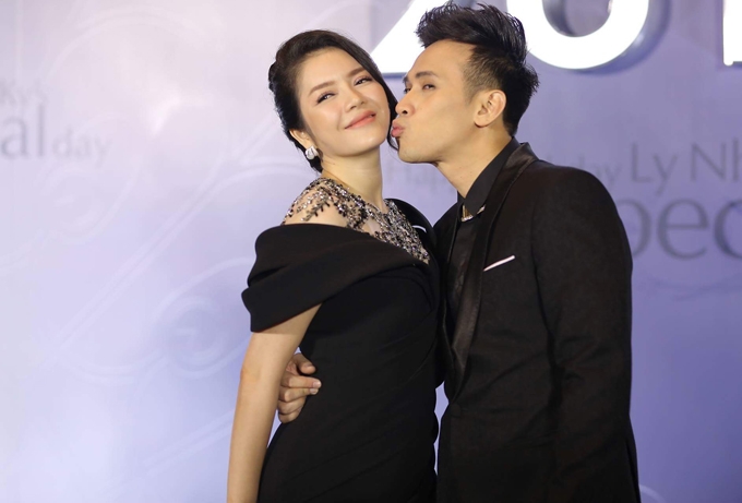 ly-nha-ky-mo-tiec-sinh-nhat-xa-hoa-mung-tuoi-35-7