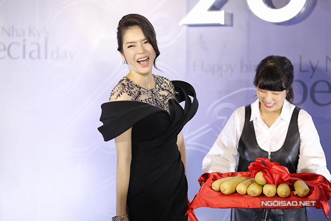 ly-nha-ky-mo-tiec-sinh-nhat-xa-hoa-mung-tuoi-35-11