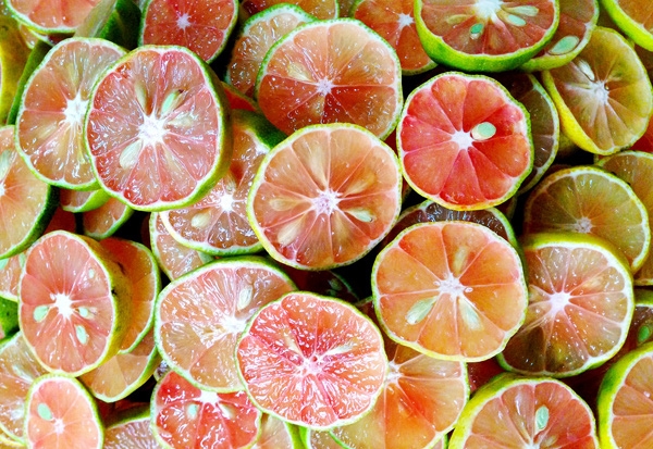 Ngâm chanh đào mật ong đi, không phải trị ho đâu, dùng để đắp mặt đấy - Ảnh 1.
