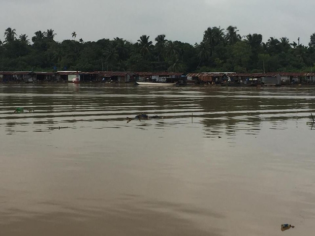  Khúc sông nơi người dân phát hiện thi thể 2 nam thanh niên.