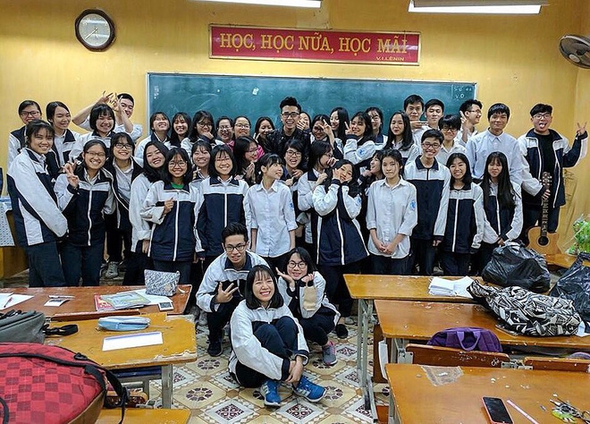 Thầy giáo Việt đẹp trai hơn hot boy làm chao đảo MXH: Có thầy, mỗi ngày đến trường đều là một ngày vui - Ảnh 4.