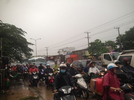 va cham lien hoan 4 xe o to, quoc lo 1k un u keo dai trong con mua hinh anh 2