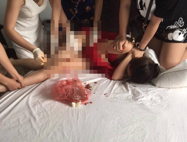 ba bau danh ghen xat muoi ot vao vung kin tinh dich: co gai duoc cho la bo nhi bat ngo len tieng - 1