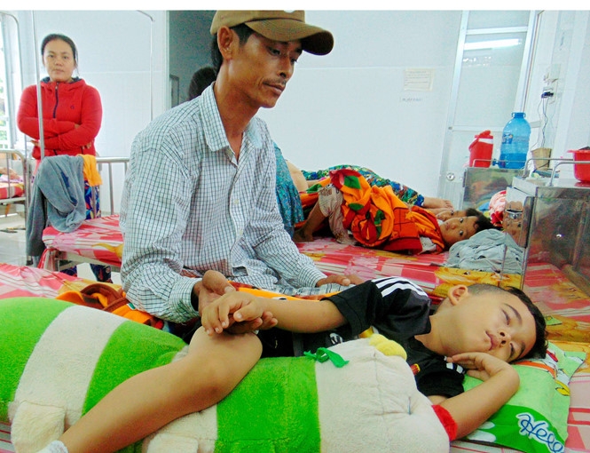 Cháu Nguyễn Lê Khánh Duy đang được điều trị tại Bệnh viện đa khoa Bạc Liêu /// Ảnh: TRẦN THANH PHONG