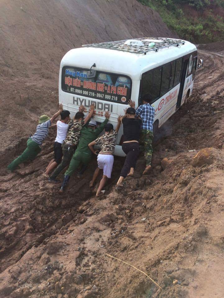 lai chau: sat lo, dan khon kho phai khieng xe may hinh anh 1