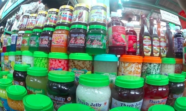 Hàng loạt nguyên liệu làm trà sữa được bán công khai dù không có nguồn gốc rõ ràng.