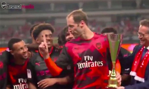 petr-cech-ngan-dong-doi-an-mung-sau-tran-thang-bayern