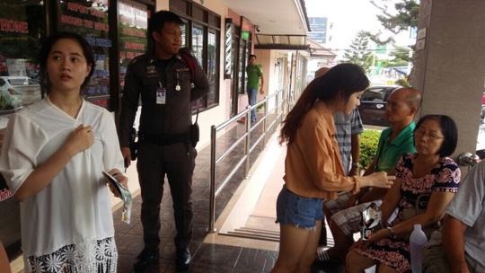 Cảnh sát Thái Lan làm việc với đoàn du khách du lịch Việt bị bỏ rơi. (Ảnh: Người Lao Động)