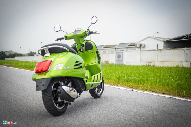 Vespa GTS Super 300 re bang nua Honda SH 300i tai Viet Nam hinh anh 2