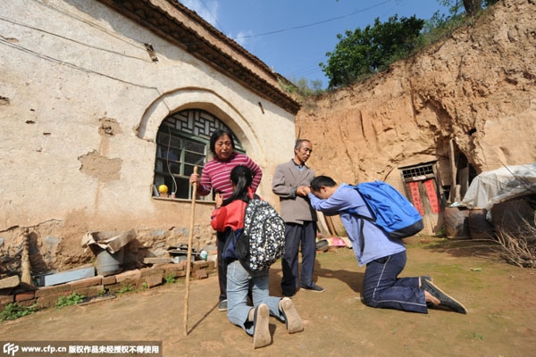 xuc dong cau chuyen hai anh em ganh nuoc, don cui, quy lay cha me truoc khi di - 9
