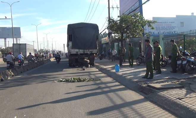 dam cuc manh vao duoi xe tai, thanh nien vang xa nhieu met hinh anh 1