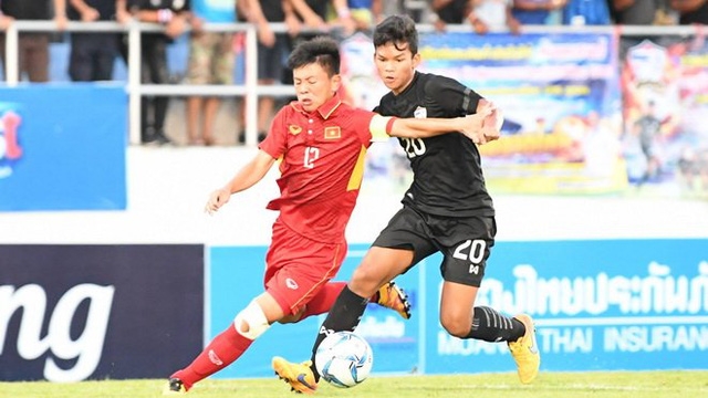  U15 Việt Nam (áo đỏ, bên trái) thi đấu tự tin trước U15 Thái Lan (áo đen, bên phải) 