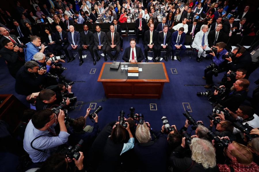 Cựu giám đốc Cục Điều tra Liên bang Mỹ James Comey điều trần trước Quốc hội về việc bị Tổng thống Trump cản trở điều tra tháng 6/2017. Ảnh: Reuters.