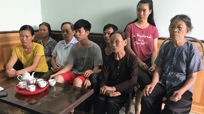 Em Kiên (ngồi giữa) và gia đình đang chia sẻ thông tin với báo chí /// Ảnh T.N