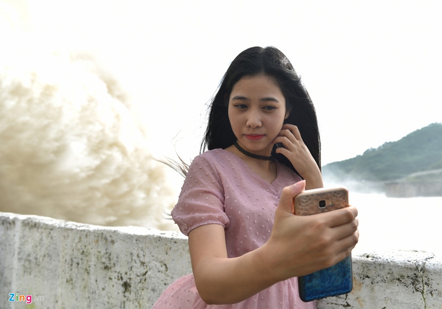 Treo len thanh dap xem thuy dien Hoa Binh mo 3 cua xa day hinh anh 5
