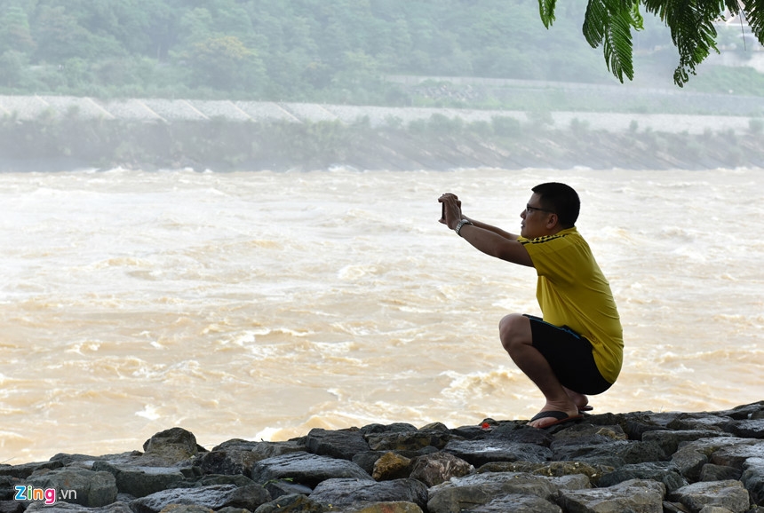Treo len thanh dap xem thuy dien Hoa Binh mo 3 cua xa day hinh anh 6