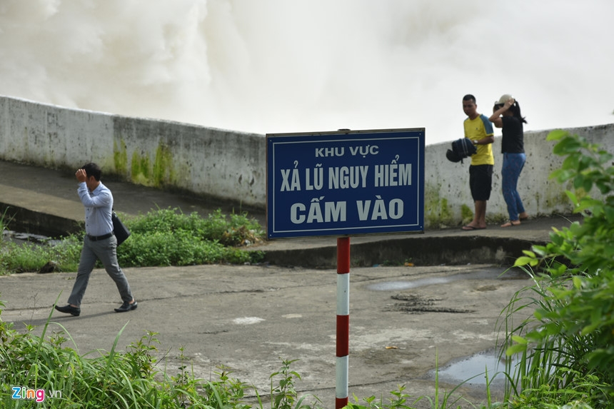 Treo len thanh dap xem thuy dien Hoa Binh mo 3 cua xa day hinh anh 7