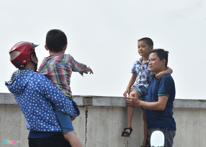 Treo len thanh dap xem thuy dien Hoa Binh mo 3 cua xa day hinh anh 8