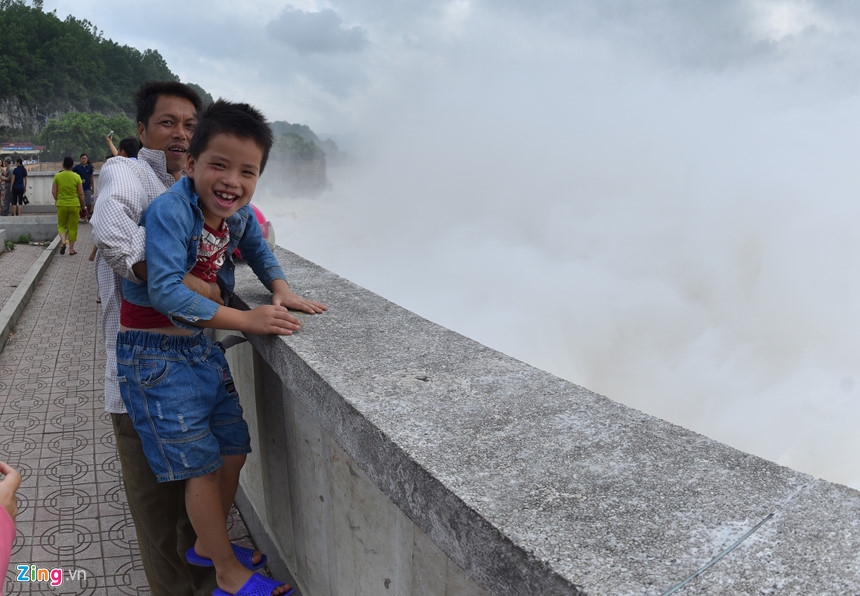 Treo len thanh dap xem thuy dien Hoa Binh mo 3 cua xa day hinh anh 9