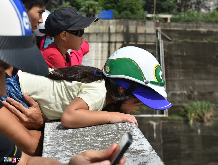 Treo len thanh dap xem thuy dien Hoa Binh mo 3 cua xa day hinh anh 11