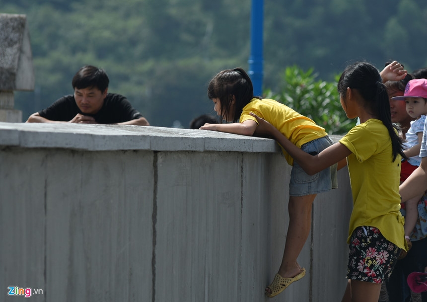 Treo len thanh dap xem thuy dien Hoa Binh mo 3 cua xa day hinh anh 12