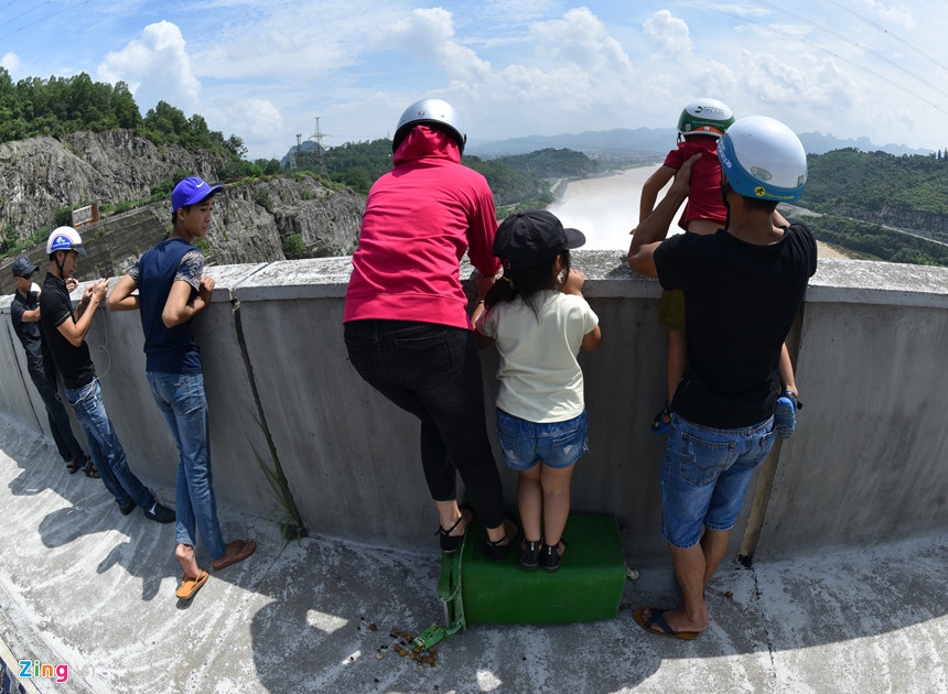 Treo len thanh dap xem thuy dien Hoa Binh mo 3 cua xa day hinh anh 13