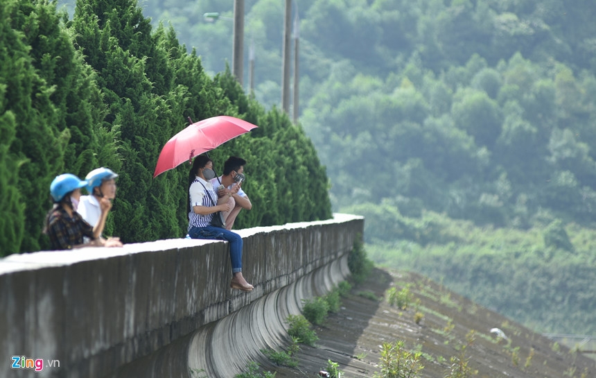 Treo len thanh dap xem thuy dien Hoa Binh mo 3 cua xa day hinh anh 15