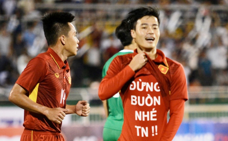 Trọng tài chính người Syria nhắc nhở Văn Toàn khi tiền đạo của U23 Việt Nam để lộ thông điệp in trên áo.