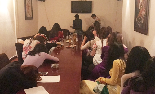 nu-tiep-vien-mac-ao-dai-trinh-dien-trong-karaoke-o-sai-gon