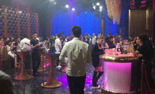nu-tiep-vien-mac-ao-dai-trinh-dien-trong-karaoke-o-sai-gon-1