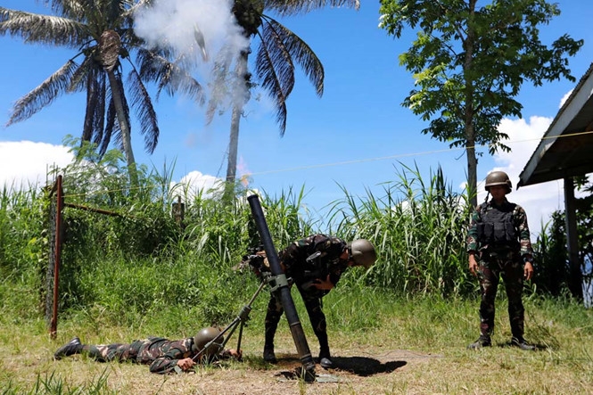 Binh sĩ Philippines khai hỏa súng cối trong cuộc chiến chống nhóm Maute ở TP.Marawi /// Ảnh: Reuters