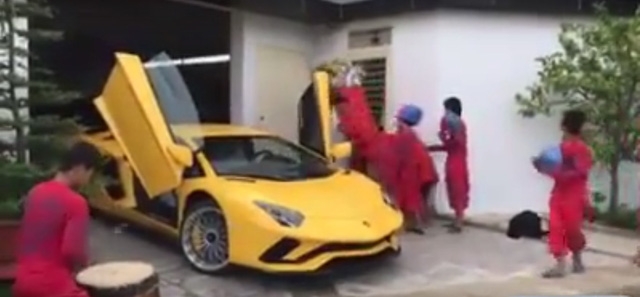 Lamborghini Aventador S đầu tiên cập bến Việt Nam xuất hiện tại quận 12 - Ảnh 2.