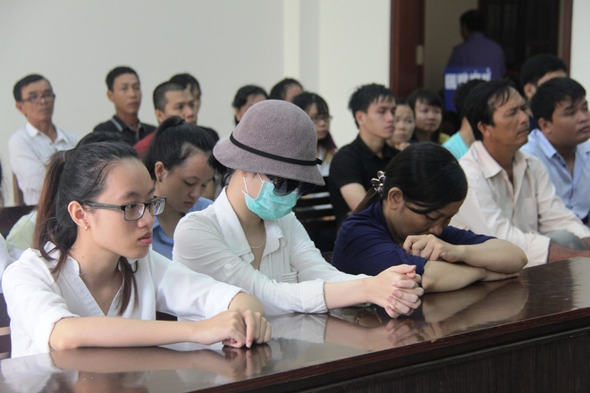 Mẹ của nữ sinh bị tạt axit cho biết chưa nhận được 300 triệu của Trương Ngọc Ánh hứa cho con gái - Ảnh 1.