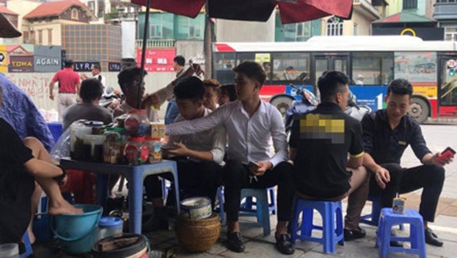 Xô nước rửa chân dùng pha trà đá /// Ảnh cắt từ clip