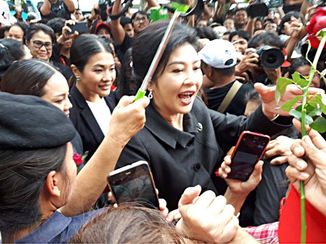 Cả ngàn người đến Tòa tối cao để ủng hộ bà Yingluck Shinawatra tại phiên điều trần cuối cùng hôm 21.7 /// Ảnh: Minh Quang