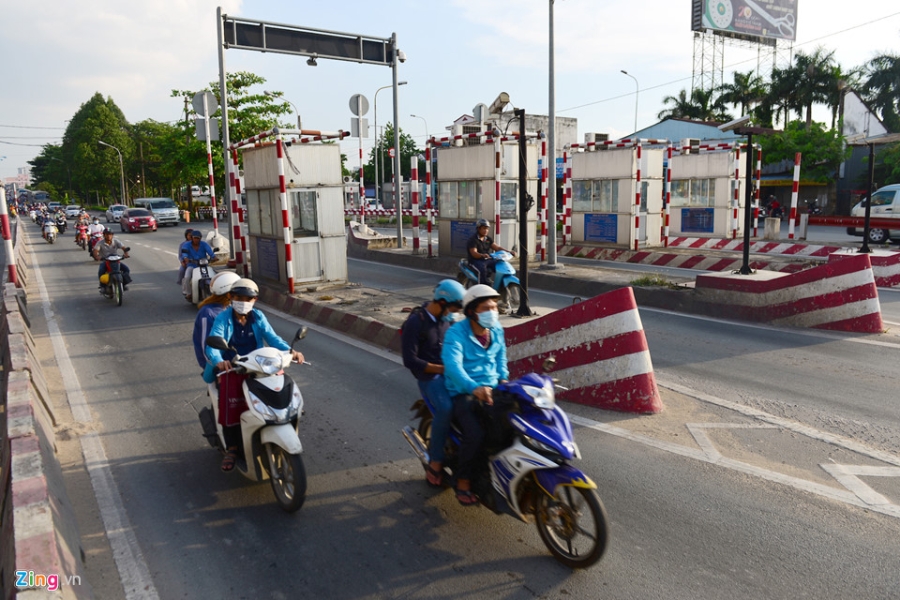 Tram thu phi bo hoang giua duong o Sai Gon hinh anh 1