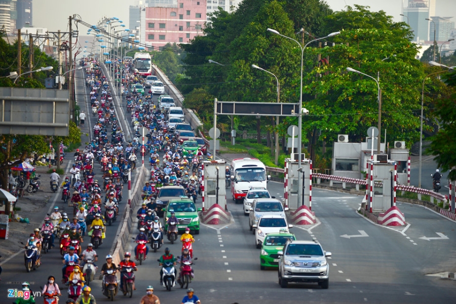 Tram thu phi bo hoang giua duong o Sai Gon hinh anh 2