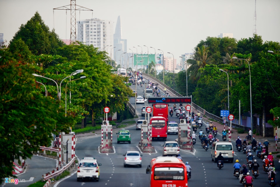 Tram thu phi bo hoang giua duong o Sai Gon hinh anh 11
