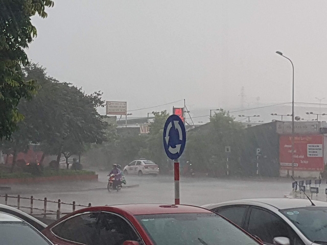  Thời điểm bão đổ bộ vào các tỉnh miền Trung, Hà Nội mưa trắng trời ở từng khu vực. (Ảnh: Tiến Nguyên) 