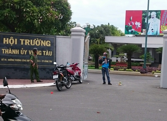 Thanh niên cầm mã tấu cố thủ trước cổng hội trường